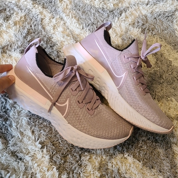Nike Shoes - Nike Infinity React